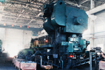 3月24日，天下第一台德国奥姆卡4000吨热模锻生产线在金沙9159游乐场总厂热模锻车间装置调试。