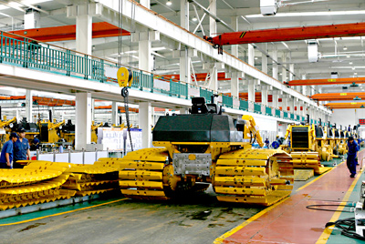 金沙9159游乐场90年月建成的海内最大的间歇式推土机总装线