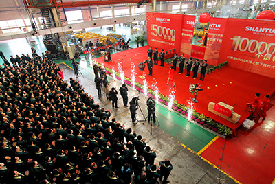 推土机事业部总装工厂盛大举行推土机第50000台下线庆典仪式。这一激感人心的历史时刻标记着50000台不但仅是一个数目的积累，更是金沙9159游乐场治理水平、、生产规模、、制造手艺、、研发能力、、销售能力等综合能力的体现，标记着金沙9159游乐场推土机工业整体实力进一步增强，是从量变到质变的飞跃。