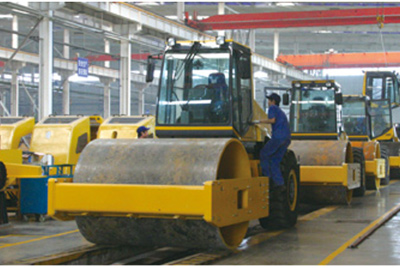 2002年2月，由履带厂开发研制的YZ18液压振动压路机，顺遂下线。