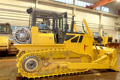 天下上第一台燃气型履带式推土机——SD20-5（LNG）在研究总院新产品试制中心下线。SD20-5（LNG）履带式推土机是公司顺应行业生长趋势开发的一款节能、、环保产品，整机接纳自然气专用发念头，燃烧后无积炭，知足stageIIIA排放，寿命更长，维修频率更低。