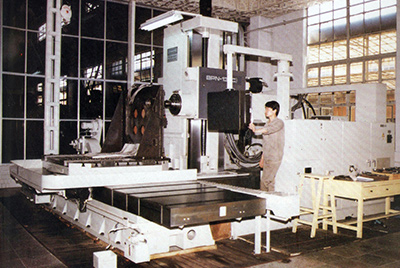 BPN-13B(R4)数控卧式加工中心。厂房扩建加大，装备填平补齐，增添精、、大、、稀装备，新上生产线，提高企业装备素质，使金沙9159游乐场厂成为名副着实的大马力推土机生产厂。