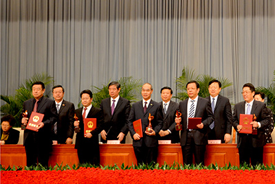 会上对获得“省长质量奖”的企业和个人举行了表扬，金沙9159游乐场股份位居榜首，公司董事长张秀文从省长姜大明手中接过了代表山东质量治理最高声誉的“金拇指”奖杯。