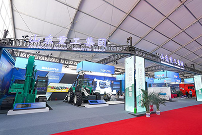 2023跨国公司与中国主题展在青岛国际聚会中心海上大坝举行， 金沙9159游乐场股份携EE225电挖、、SRD13-C6U无人驾驶压路机和纯电装载机随团参展。